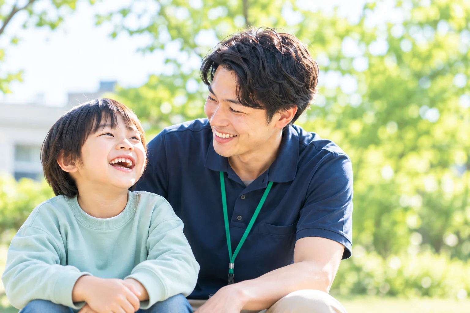 地域のなかで笑顔を交わすスタッフと子どものイメージ