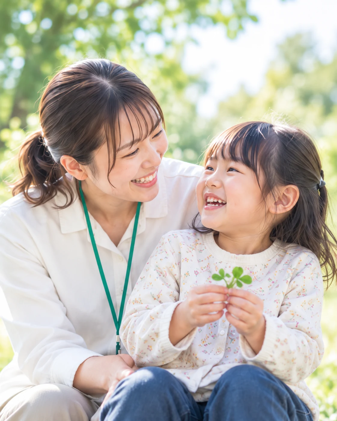 笑顔で向き合う支援スタッフとお子様